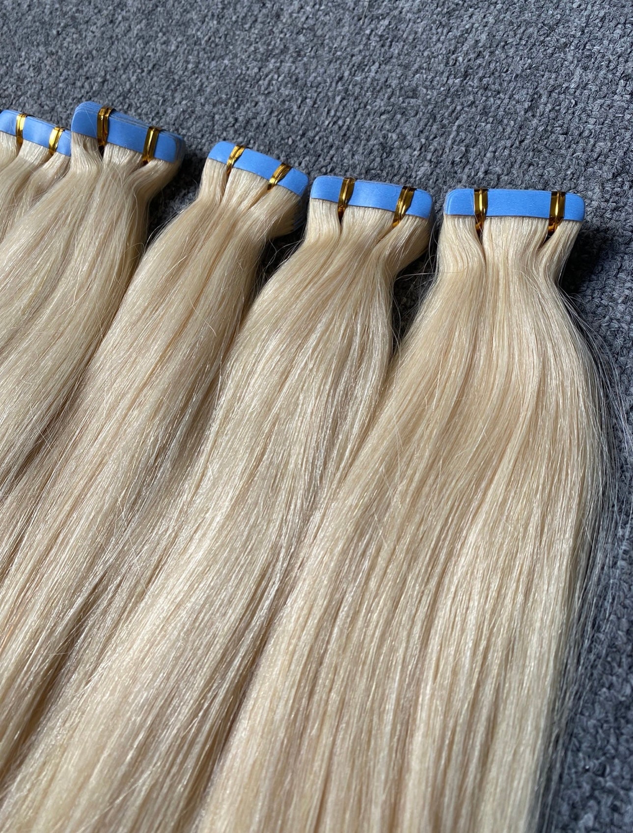 Pose tape in couleur 613 invisible - extensions adhésives blond clair